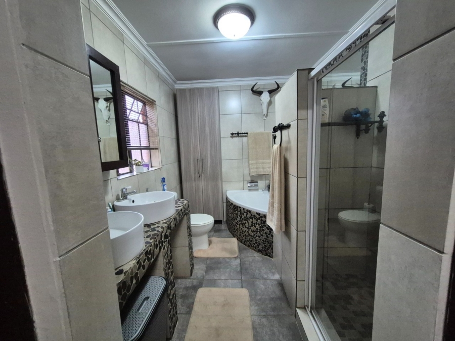 5 Bedroom Property for Sale in Langenhovenpark Free State